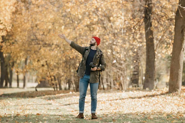 Photographe Barbu Dans Une Veste Combat Militaire Olive Jean Chapeau — Photo