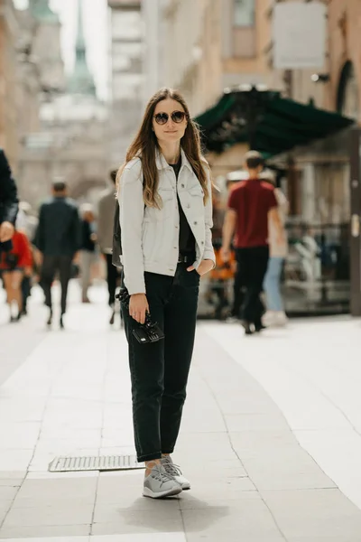 Una Joven Blogger Con Una Chaqueta Jeans Blanca Jeans Negros — Foto de Stock