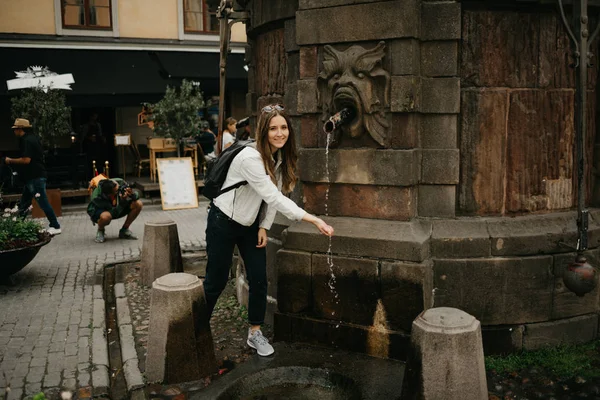 Nádherná Mladá Blogerka Bílé Džínové Bundě Černých Džínách Šedých Teniskách — Stock fotografie