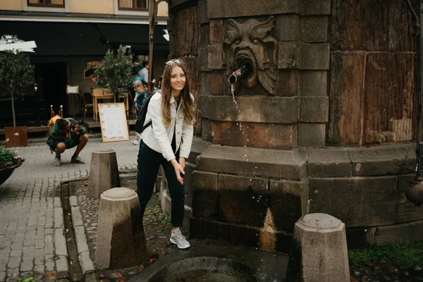 Nádherná Mladá Turistka Bílém Džínovém Saku Černých Džínách Šedých Teniskách — Stock fotografie