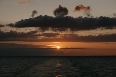 Baltık Denizi 'nde yumuşak bulutlu gün batımı