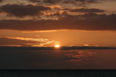 Baltık Denizi 'nde kozmik bulutlu gün batımı