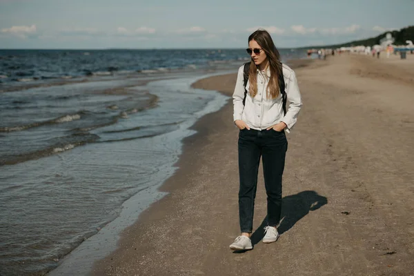 Ung Kvinnlig Turist Vit Jeans Jacka Svarta Jeans Grå Sneakers — Stockfoto