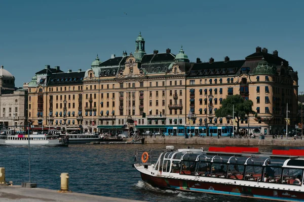下午在斯德哥尔摩市中心的电车 — 图库照片