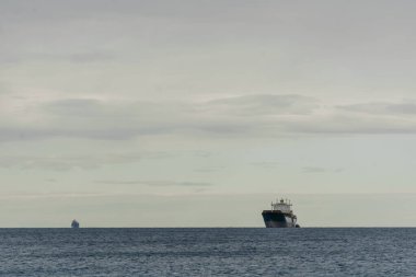 Kuru bir kargo gemisi denizde sürükleniyor.