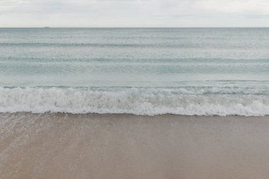 Akdeniz 'in dalgaları öğleden sonra sahilde