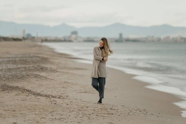 Ung Attraktiv Kvinna Rock Byxor Och Sneakers Dansar Stranden — Stockfoto