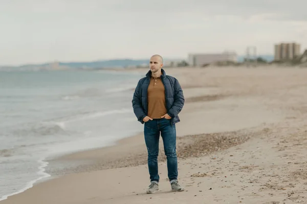 Muscular Bald Stylish Man Bologna Jacket Jeans Sneakers Enjoys Shore — 스톡 사진