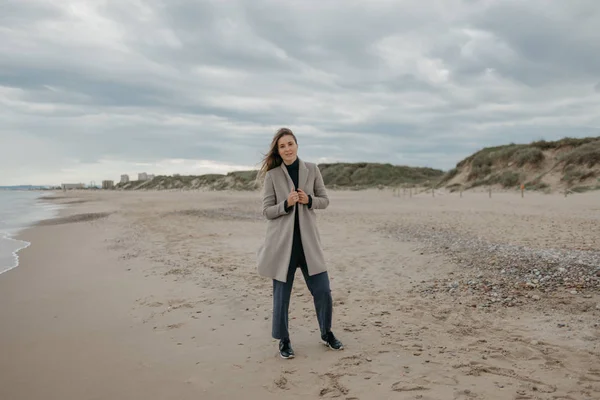 Vacker Vacker Vacker Kvinna Med Långt Hår Med Ett Leende — Stockfoto