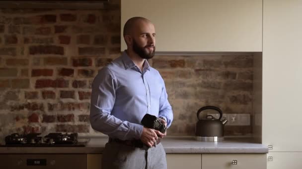 Fotógrafo Careca Feliz Com Sua Câmera Vira Rosto Para Lado — Vídeo de Stock