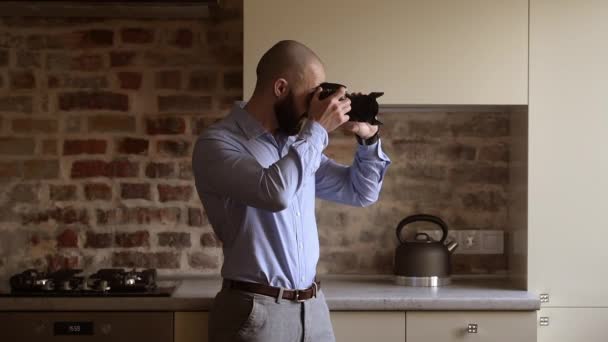 Щасливий Лисий Фотограф Посмішкою Помітив Щось Зробив Кілька Пострілів Потім — стокове відео