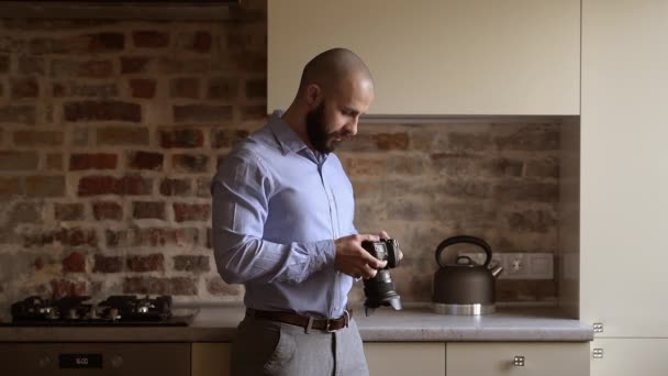 Fotografo Calvo Felice Con Sorriso Notato Qualcosa Fatto Alcuni Scatti — Video Stock