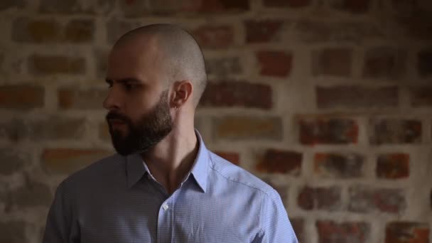 Close Portrait Angry Office Worker Beard Turns His Head Right — Stockvideo