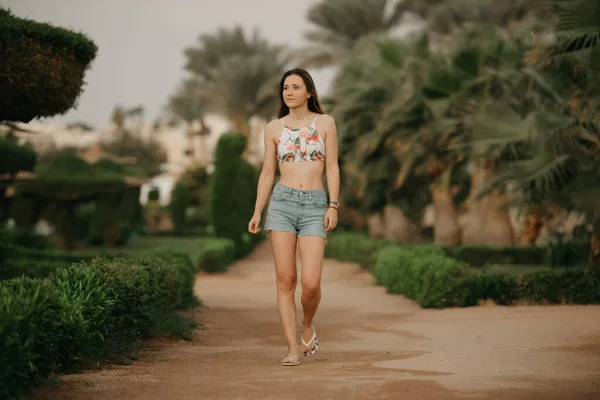 Young Model Walking Sand Path Garden Palm Trees Swim Top — Stock Photo, Image