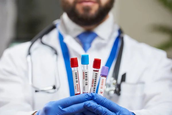 Lékař Plnovousem Demonstrujícím Lavičku Testů Koronavirové Krevní Trubice Jeho Rukou — Stock fotografie