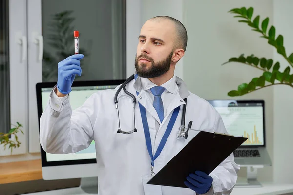 Médico Doenças Infecciosas Pesquisar Exame Sangue Coronavírus Num Laboratório Médico — Fotografia de Stock