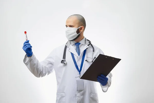 Médico Com Uma Máscara Protectora Olhar Para Teste Sangue Coronavírus — Fotografia de Stock