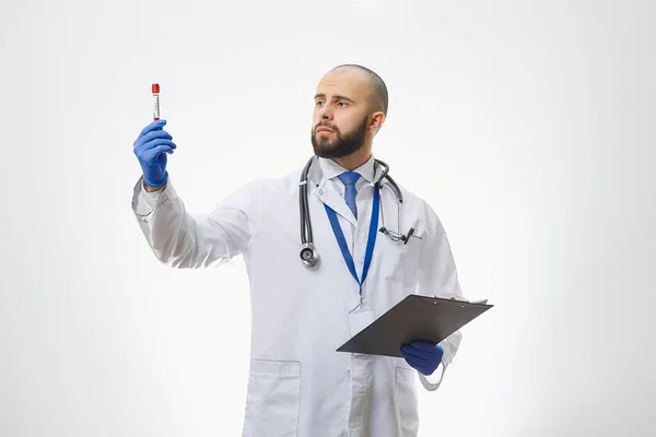 Médico Careca Ver Uma Análise Sangue Coronavírus Mão Retrato Médico — Fotografia de Stock