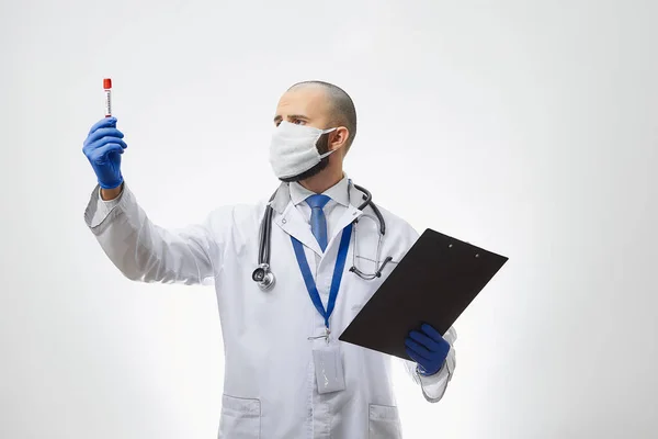 Médico Careca Numa Máscara Protectora Levantar Uma Análise Sangue Coronavírus — Fotografia de Stock