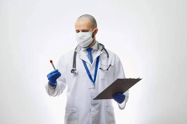 Médico Com Uma Máscara Protectora Pensar Num Exame Sangue Coronavírus — Fotografia de Stock