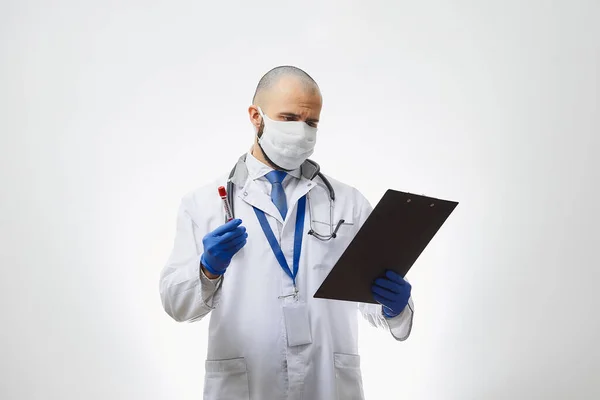 Lekarz Masce Szukający Wyników Badania Krwi Koronawirusa Dłoni Portret Lekarza — Zdjęcie stockowe