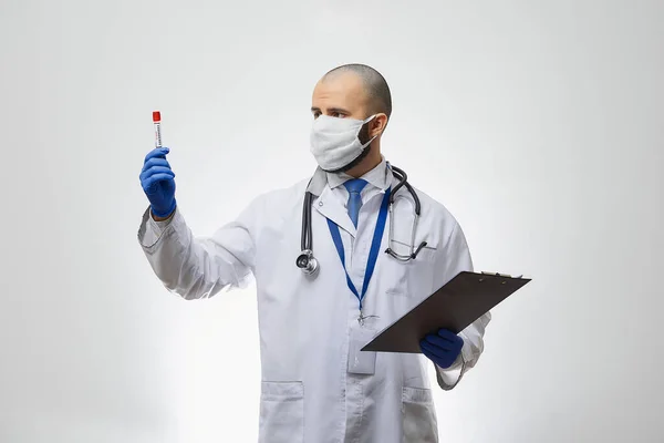 Médico Uma Máscara Protetora Médica Levantando Teste Sangue Coronavírus Sua — Fotografia de Stock