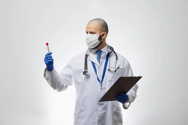 Médico Com Uma Máscara Protectora Médica Olhar Para Teste Sangue — Fotografia de Stock