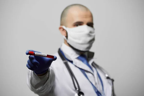 Médico Uma Máscara Protetora Demonstrando Teste Sangue Coronavírus Positivo Mão — Fotografia de Stock