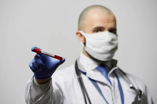 Médico Doenças Infecciosas Uma Máscara Facial Médica Demonstrando Teste Sangue — Fotografia de Stock