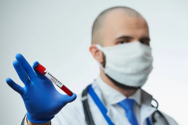 코로나 바이러스 검사를 마스크를 착용하고 샘플을 보유하고 전염병 소설에 나오는 — 스톡 사진