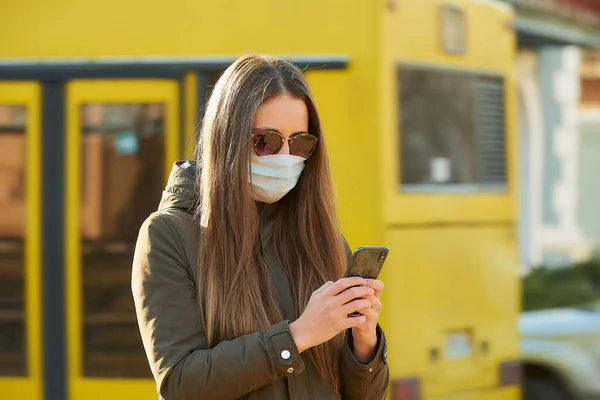 Dáma Používající Smartphone Nosí Masku Obličej Aby Vyhnula Šíření Koronaviru — Stock fotografie