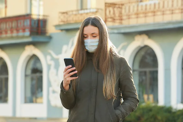 Dívka Používající Smartphone Nosí Masku Obličej Aby Vyhnula Šíření Koronaviru — Stock fotografie