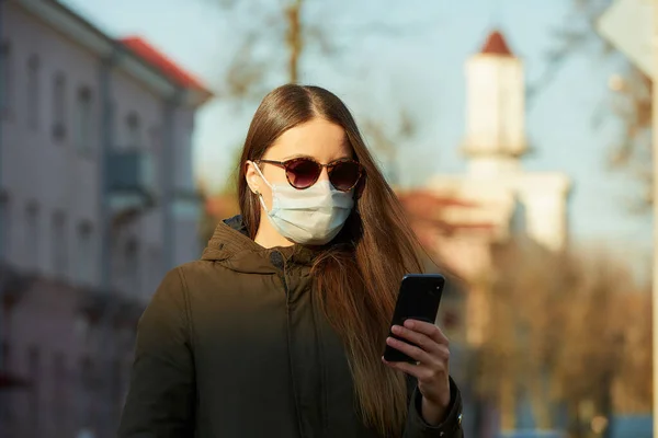 Una Mujer Que Usa Teléfono Inteligente Usa Una Máscara Facial —  Fotos de Stock