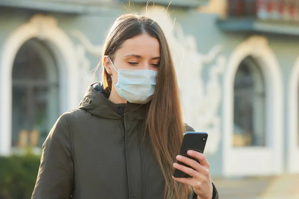 Kobieta Używająca Smartfona Nosi Medyczną Maskę Twarz Aby Uniknąć Rozprzestrzeniania — Zdjęcie stockowe