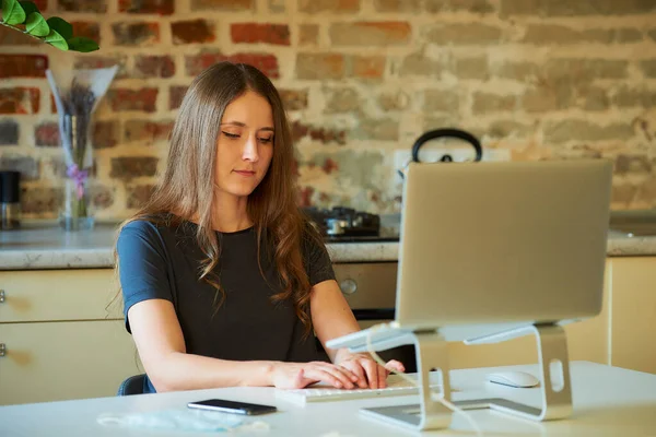 Beyaz bir kadın karantina sırasında koronavirüsten kaçmak için uzaktan çalışıyor. COVID-19 salgını sırasında evden eğitim gören bir iş kadını..