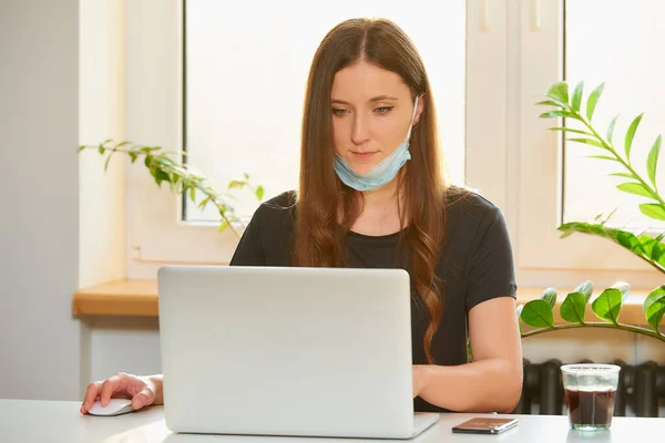 Žena Odstraněné Lékařské Masce Obličeje Která Během Karantény Pracuje Vzdáleně — Stock fotografie