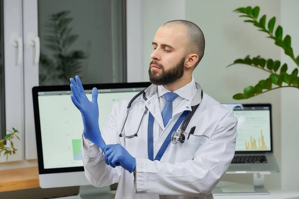 Médico Vestindo Uma Luva Médica Descartável Seu Escritório Médico Que — Fotografia de Stock