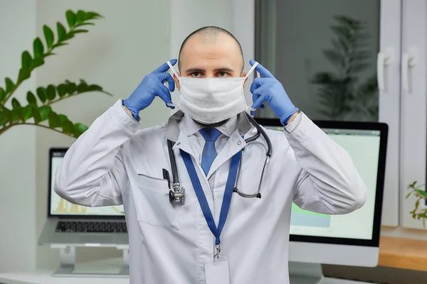 Médico Caucasiano Pôr Uma Máscara Facial Escritório Médico Careca Com — Fotografia de Stock