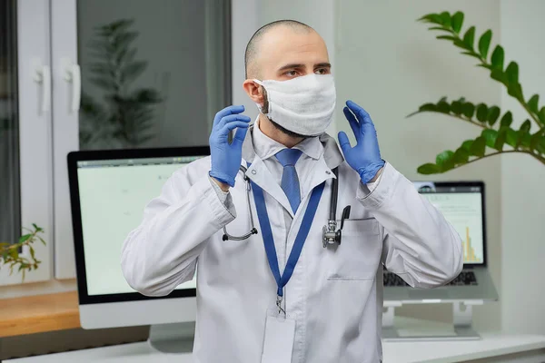 Médico Caucasiano Corrigindo Uma Máscara Protetora Para Evitar Propagação Coronavírus — Fotografia de Stock
