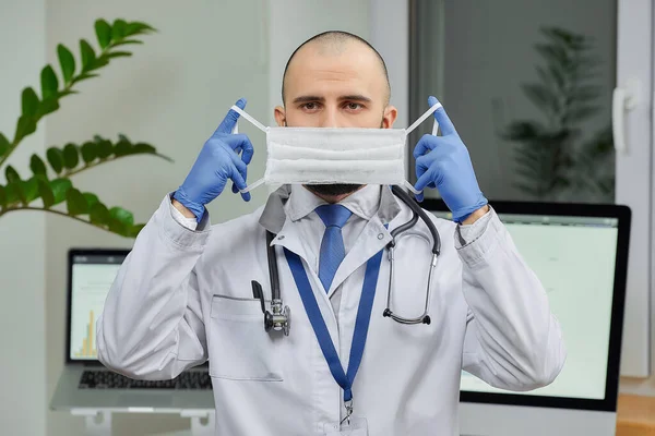 Médico Caucásico Que Pone Una Mascarilla Protectora Para Evitar Propagación — Foto de Stock