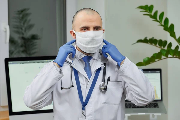 Médico Caucasiano Corrigindo Uma Máscara Protetora Para Evitar Propagação Coronavírus — Fotografia de Stock