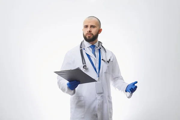 Médico Con Estetoscopio Portapapeles Con Guantes Médicos Desechables Médico Calvo —  Fotos de Stock