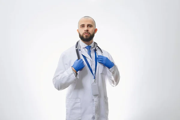 Lekarz Stetoskopem Jednorazowymi Rękawiczkami Medycznymi Łysy Lekarz Brodą Przygotowujący Się — Zdjęcie stockowe