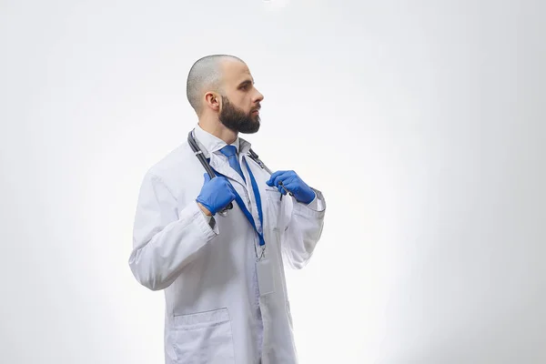 Lekarz Jednorazowych Rękawiczkach Medycznych Trzymający Stetoskop Łysy Lekarz Brodą Przygotowujący — Zdjęcie stockowe