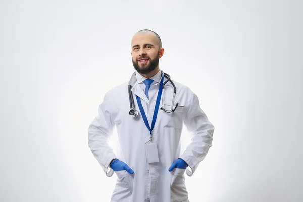 Szczęśliwy Lekarz Jednorazowych Rękawiczkach Medycznych Stetoskopem Trzymającym Ręce Kieszeniach Łysy — Zdjęcie stockowe