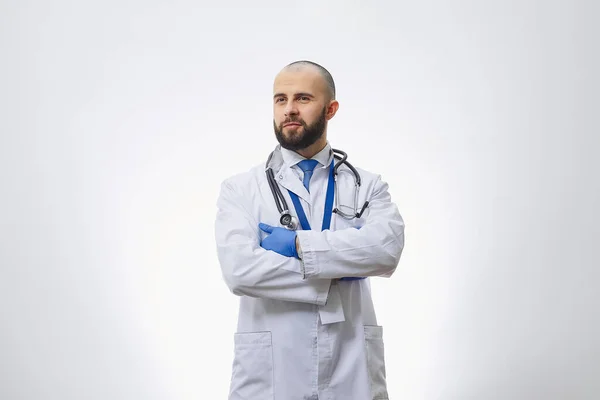 Poważny Lekarz Rękami Skrzyżowanymi Klatce Piersiowej Jednorazowych Rękawiczkach Medycznych Stetoskopem — Zdjęcie stockowe