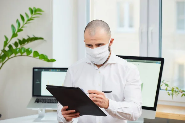 Homem Com Uma Máscara Facial Médica Contra Coronavírus Covid Funcionário — Fotografia de Stock