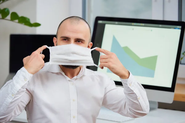 Muž Který Nasadil Lékařskou Ochrannou Masku Proti Koronaviru Kancelářský Pracovník — Stock fotografie