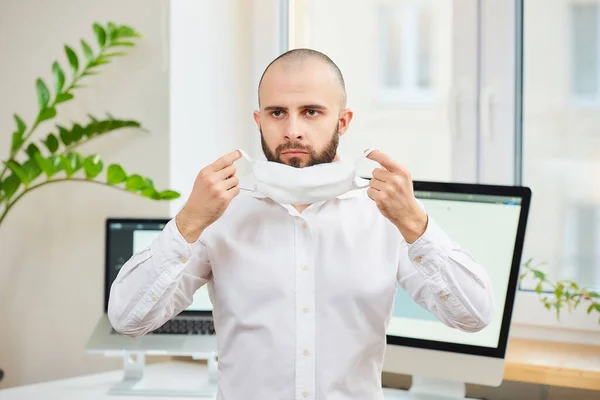 Ein Mann Mit Bart Hemd Der Eine Medizinische Gesichtsmaske Gegen — Stockfoto