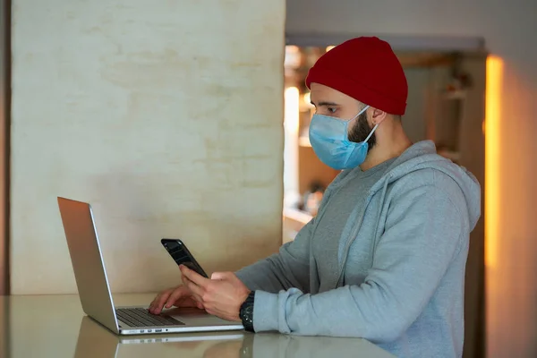 Muž Masce Lékařského Obličeje Pracující Dálku Svém Notebooku Během Karantény — Stock fotografie